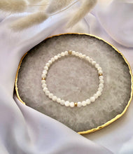 Load image into Gallery viewer, Dainty Mother of Pearl Bracelet