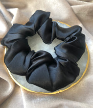 Load image into Gallery viewer, Gift Set Classic Silk Scrunchie & Black Onyx Bracelet